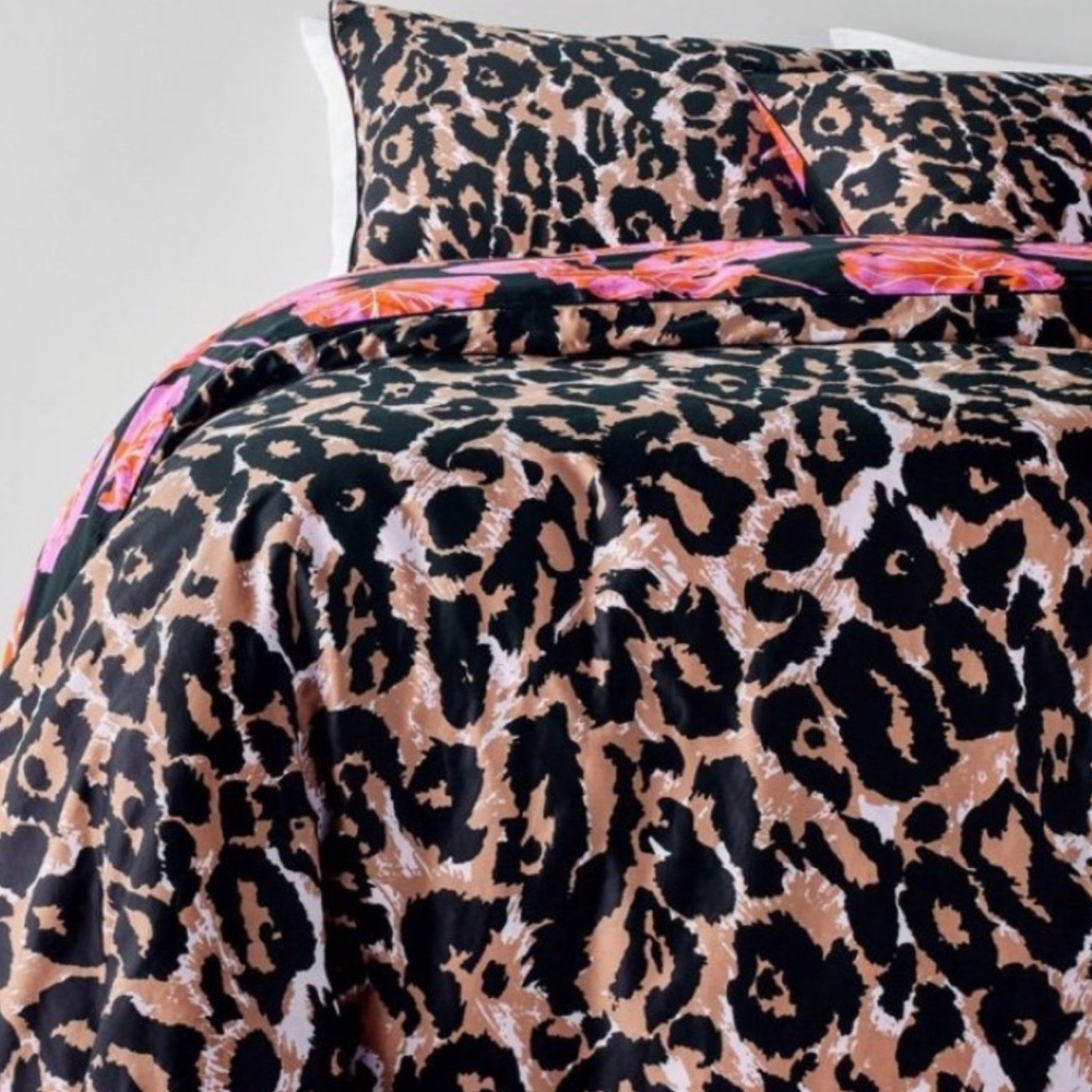 Leopard/Geranium Leaf
Reversible King Duvet Cover
- DVF for Target